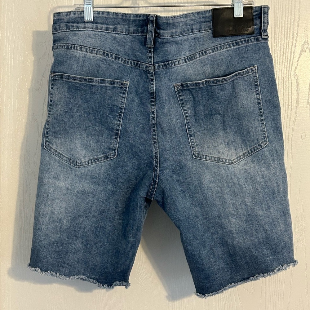 Rue21 | Men's Ripped Blue Jean Shorts | Size 36 - Picture 6 of 6